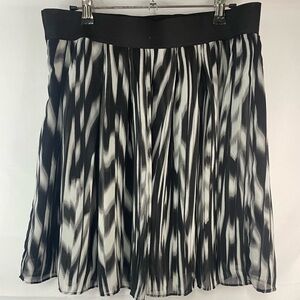 Vince Camuto black and white accordion skirt. With a wide elastic waist band.